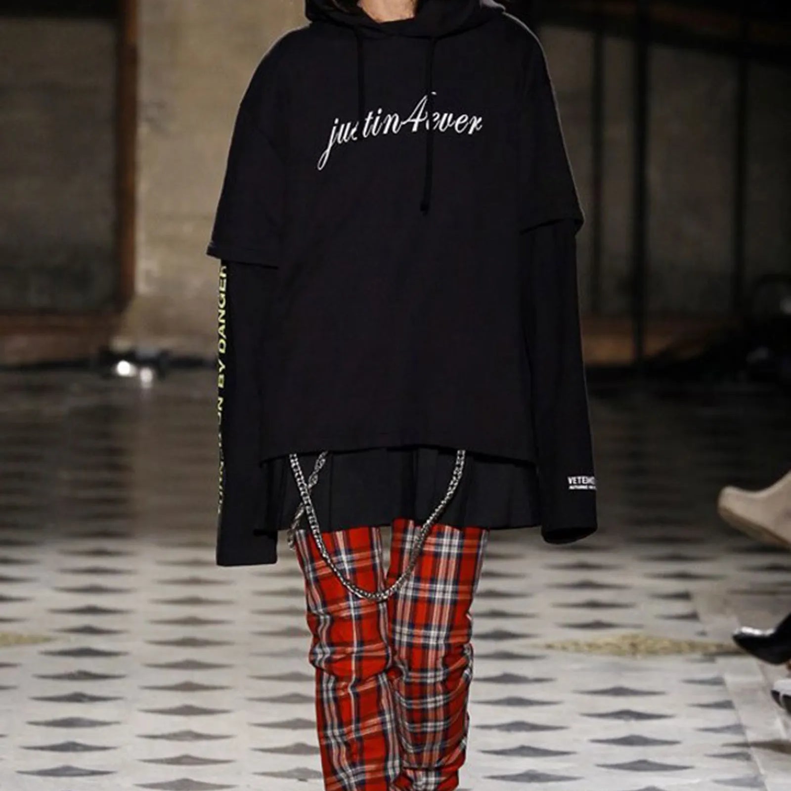 9-justin-hoodie-vetements.webp 9-justin-hoodie-vetements.webp