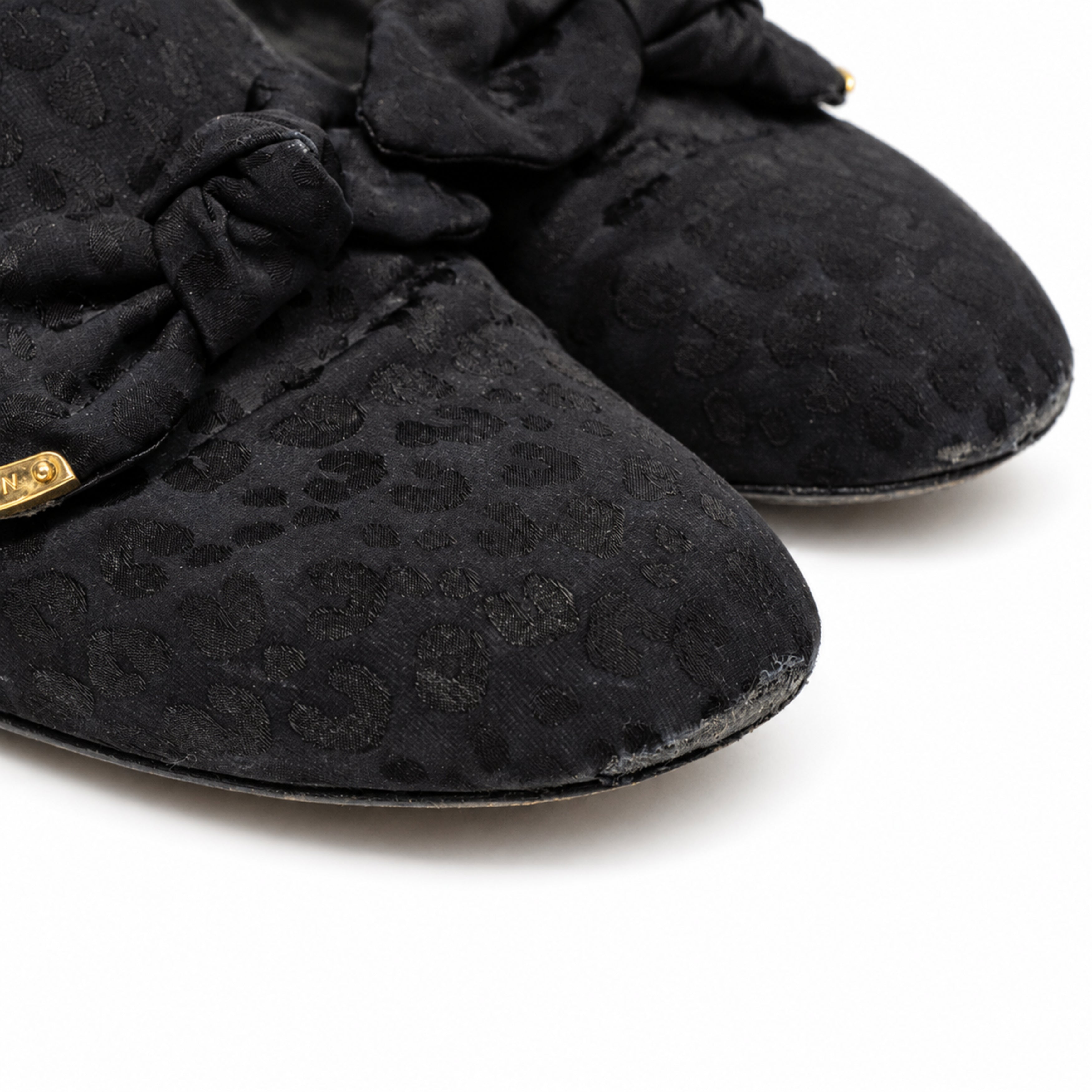 Louis Vuitton black bow loafers 06 toe wear detail