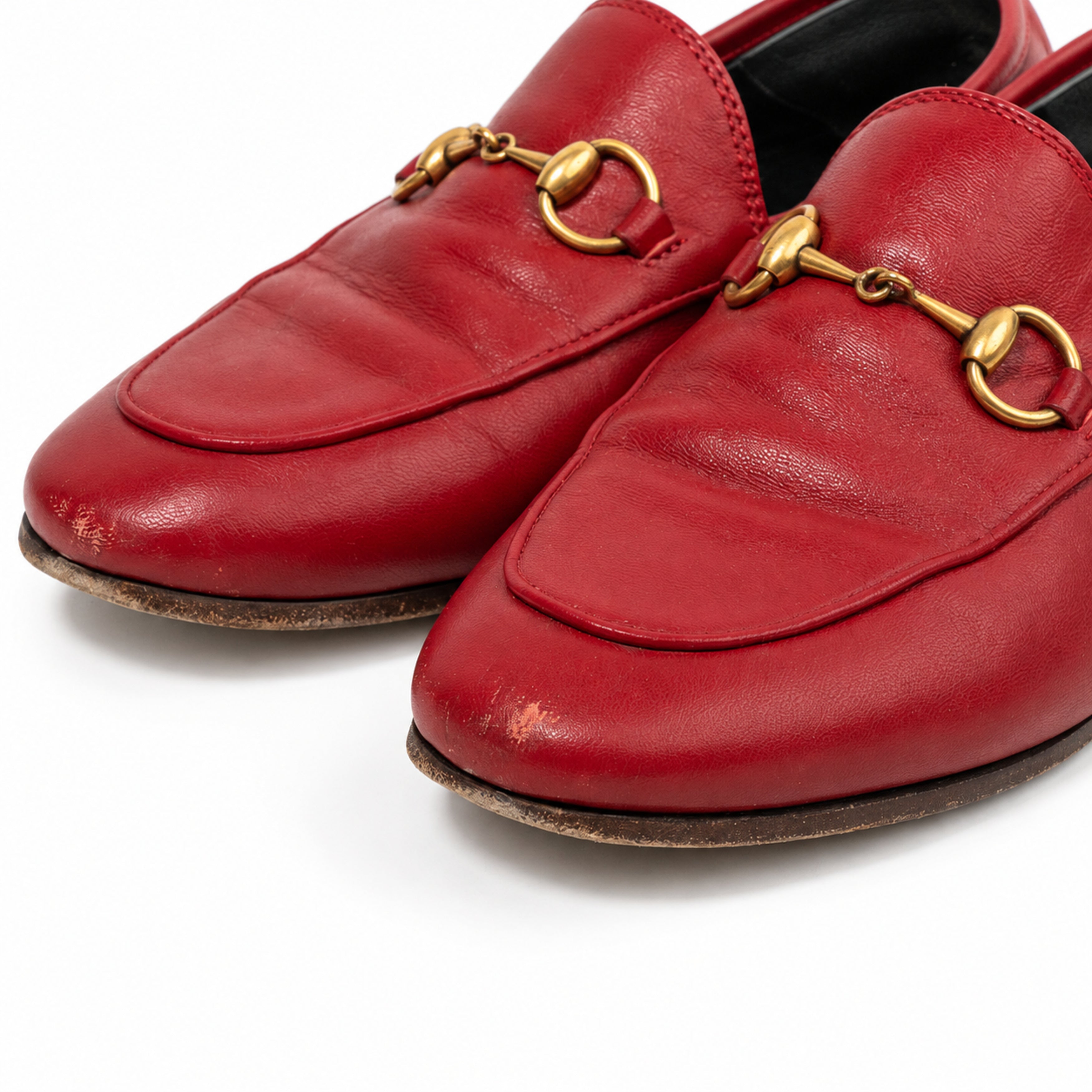 Gucci red leather horsebit loafers 07 opposite toe wear detail