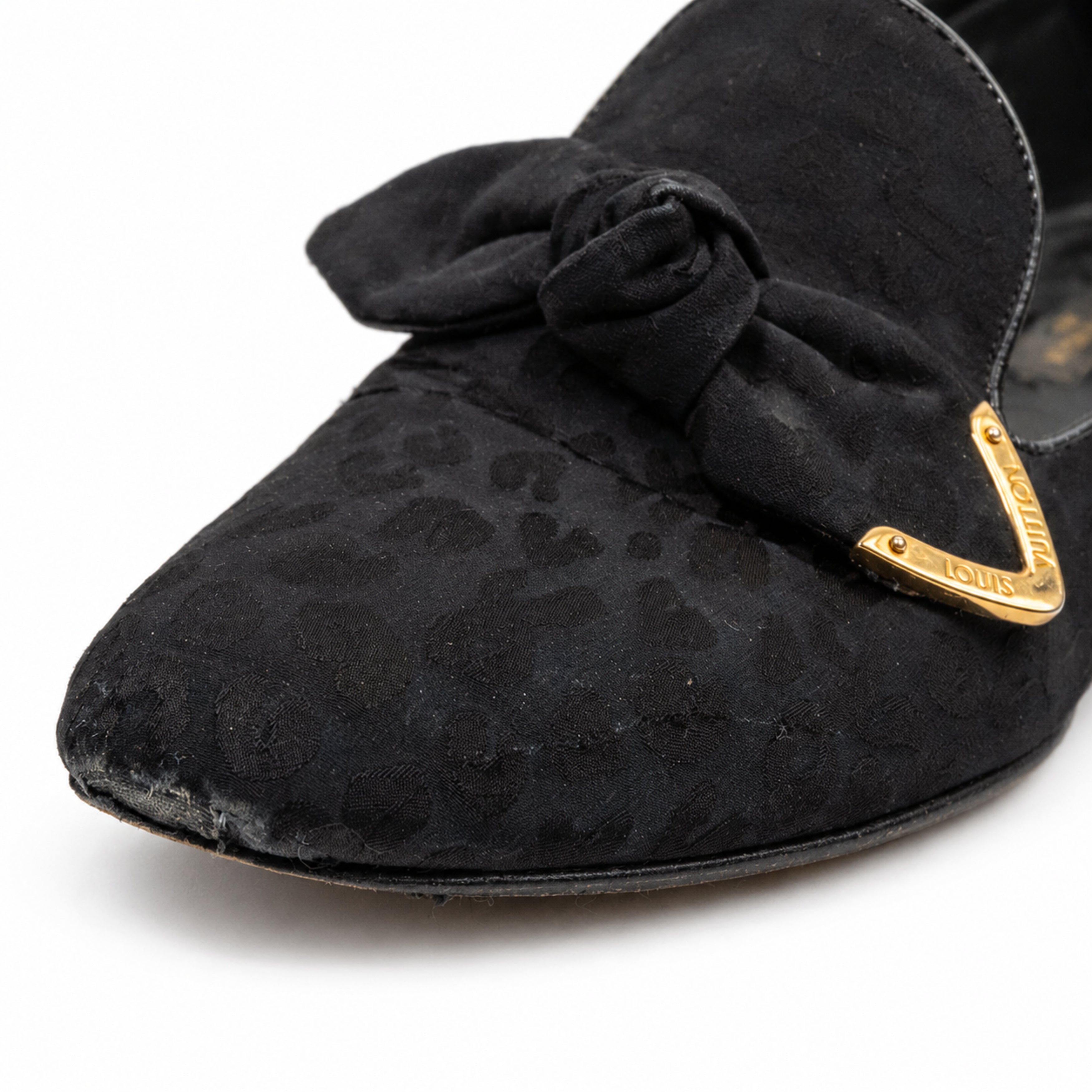 Louis Vuitton black bow loafers 07 opposite toe wear detail